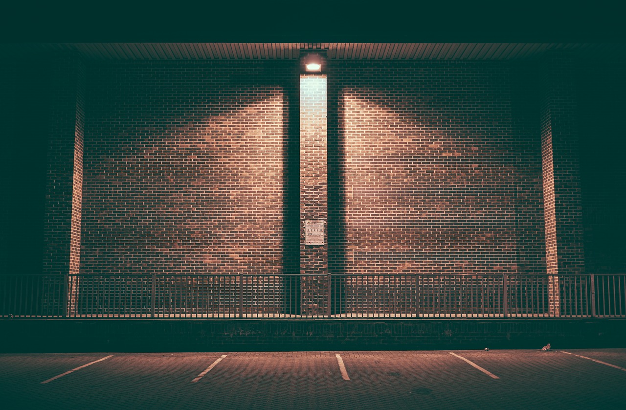 Oświetlenie parkingu – normy i wymagania